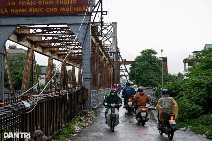 Long Bien Bridge repairs cause heavy congestion in Hanoi - 4