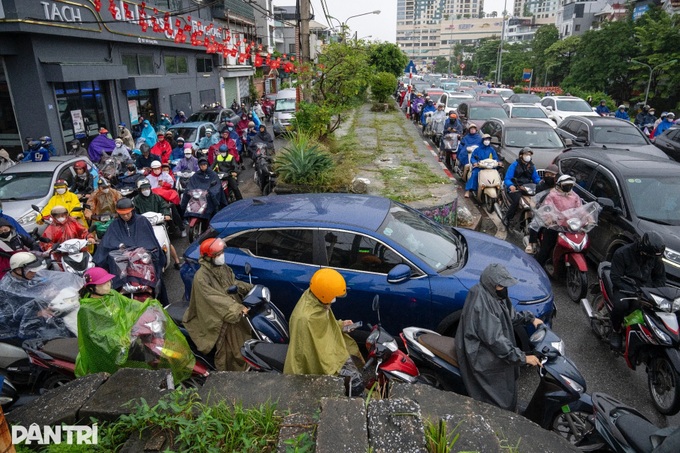 Long Bien Bridge repairs cause heavy congestion in Hanoi - 6