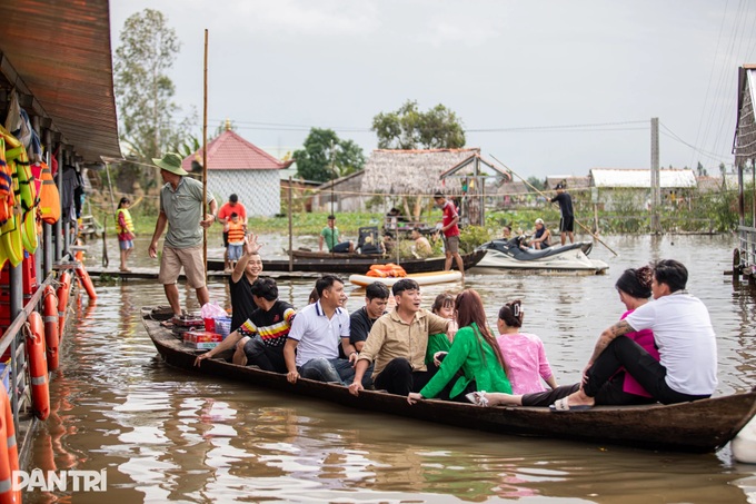 Mekong Delta residents enjoy field bathing in flood season - 2 Mekong Delta residents enjoy field bathing in flood season - 2