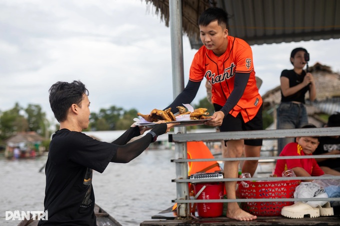 Mekong Delta residents enjoy field bathing in flood season - 3 Mekong Delta residents enjoy field bathing in flood season - 3