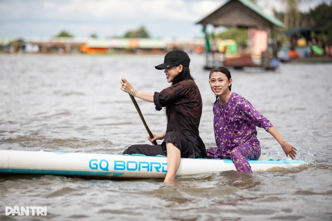 Mekong Delta residents enjoy field bathing in flood season - 6 Mekong Delta residents enjoy field bathing in flood season - 6
