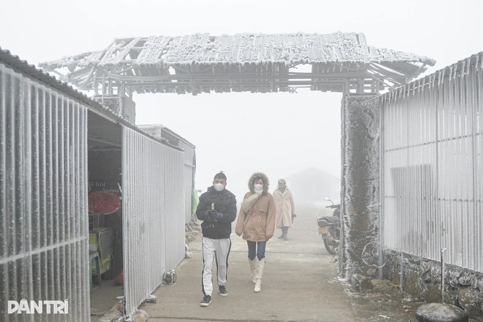 Cold snap deepens across northern Vietnam - 1