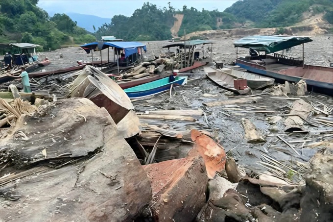 Tonnes of waste and rotten wood clog Nghe An hydropower reservoir - 1