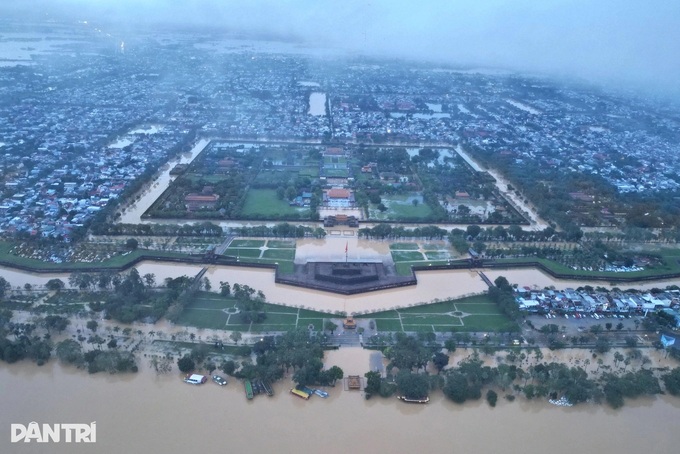 Hue Imperial Citadel wall collapses amid torrential rain - 2
