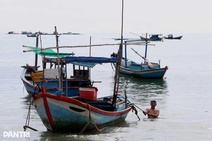 Khanh Hoa orders boats ashore, reservoir release ahead of typhoon - 1