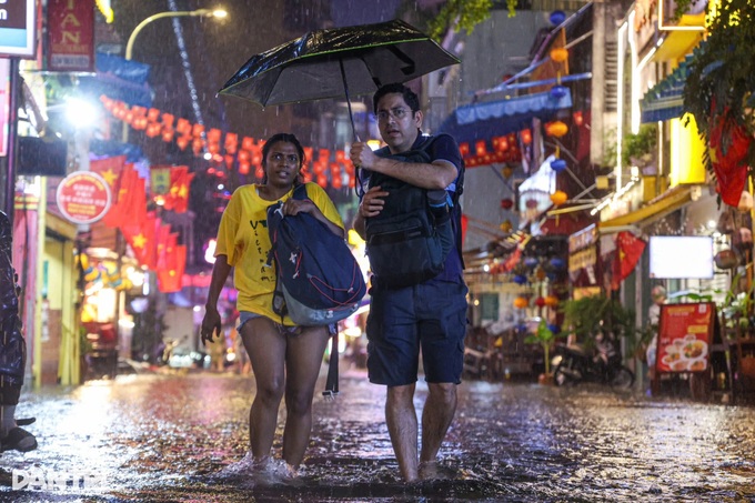 HCM City's pedestrian street deeply submerged following heavy rain - 1
