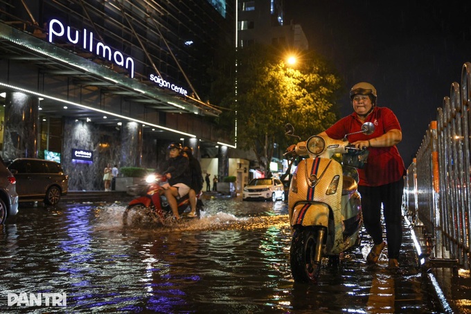 HCM City's pedestrian street deeply submerged following heavy rain - 12