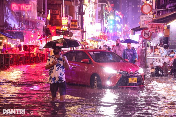 HCM City's pedestrian street deeply submerged following heavy rain - 13