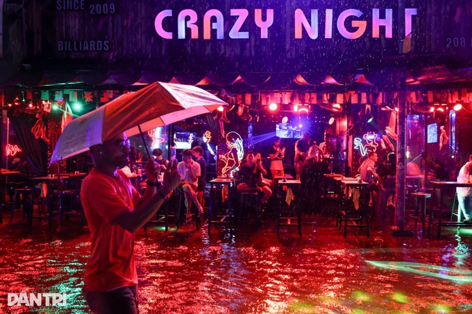 HCM City's pedestrian street deeply submerged following heavy rain - 2