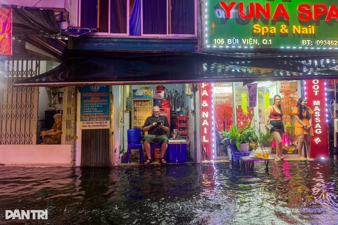 HCM City's pedestrian street deeply submerged following heavy rain - 3