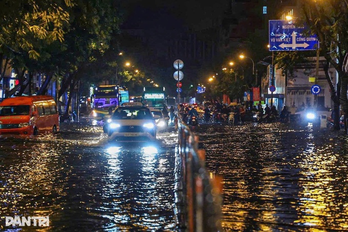 HCM City's pedestrian street deeply submerged following heavy rain - 5