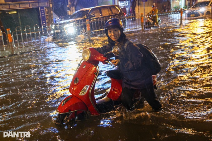 HCM City's pedestrian street deeply submerged following heavy rain - 7