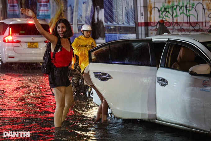HCM City's pedestrian street deeply submerged following heavy rain - 8