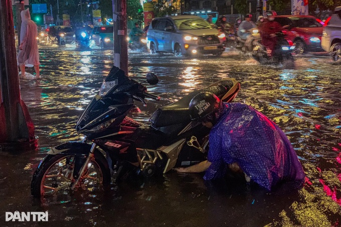 HCM City's pedestrian street deeply submerged following heavy rain - 9