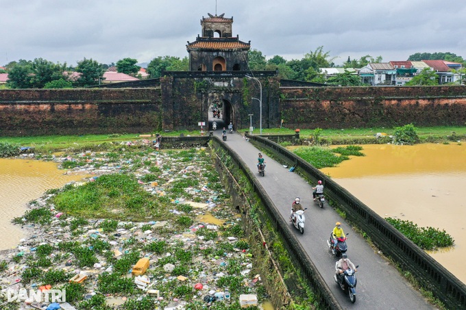 Hue overwhelmed by waste and mud after three consecutive floods - 1 Hue overwhelmed by waste and mud after three consecutive floods - 1