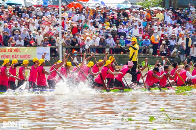 61 teams compete at Can Tho boat race festival - 5 61 teams compete at Can Tho boat race festival - 5