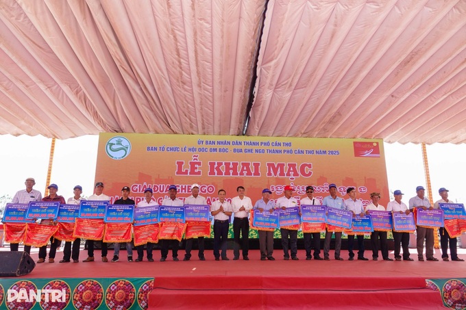 61 teams compete at Can Tho boat race festival - 7 61 teams compete at Can Tho boat race festival - 7