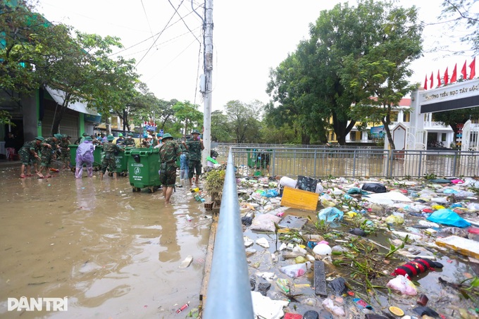 Hue overwhelmed by waste and mud after three consecutive floods - 7 Hue overwhelmed by waste and mud after three consecutive floods - 7