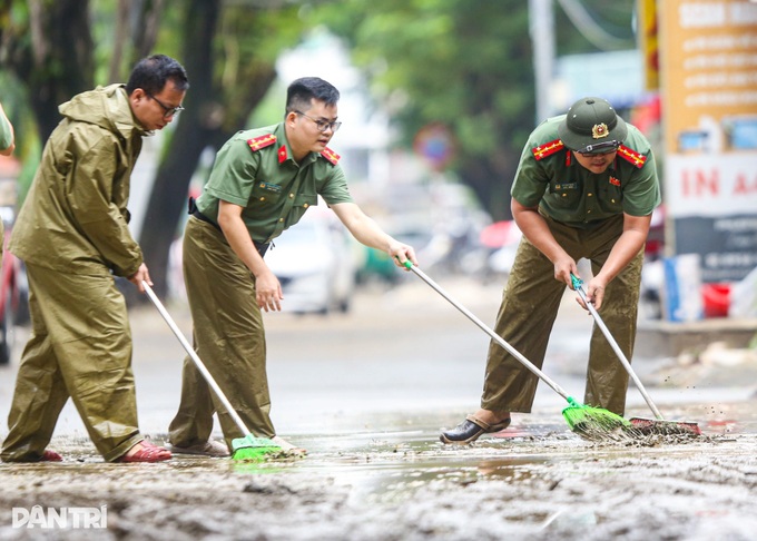 Hue overwhelmed by waste and mud after three consecutive floods - 8 Hue overwhelmed by waste and mud after three consecutive floods - 8