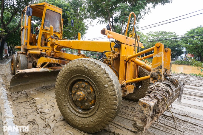 Hue overwhelmed by waste and mud after three consecutive floods - 11 Hue overwhelmed by waste and mud after three consecutive floods - 11