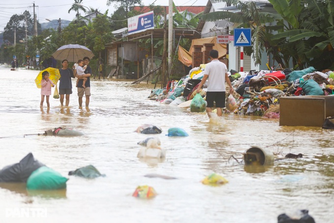 Hue overwhelmed by waste and mud after three consecutive floods - 4 Hue overwhelmed by waste and mud after three consecutive floods - 4