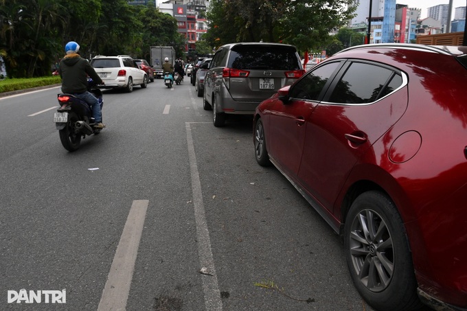 Illegal parking clogs Hanoi streets - 5 Illegal parking clogs Hanoi streets - 5