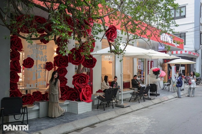 Hanoi cafe draws crowds with G-Dragon rose outfits - 2 Hanoi cafe draws crowds with G-Dragon rose outfits - 2