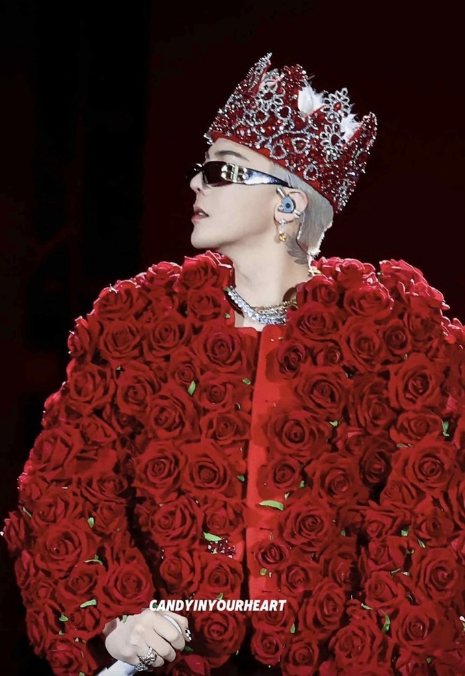 Hanoi cafe draws crowds with G-Dragon rose outfits - 4 Hanoi cafe draws crowds with G-Dragon rose outfits - 4