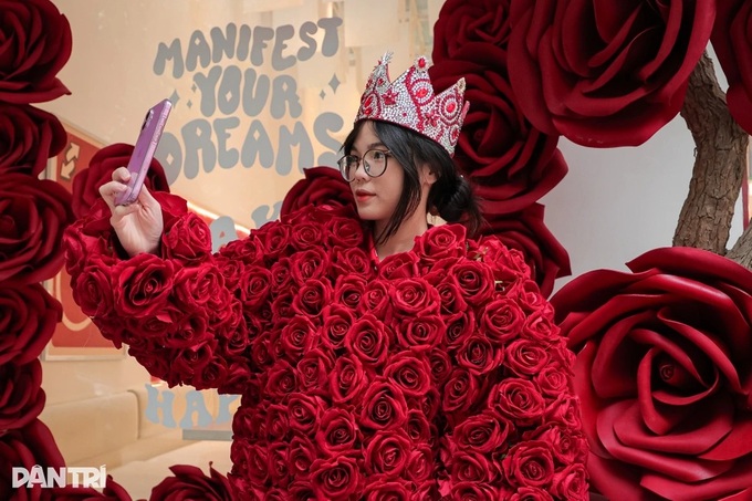 Hanoi cafe draws crowds with G-Dragon rose outfits - 1 Hanoi cafe draws crowds with G-Dragon rose outfits - 1