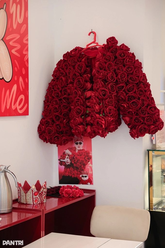 Hanoi cafe draws crowds with G-Dragon rose outfits - 3 Hanoi cafe draws crowds with G-Dragon rose outfits - 3