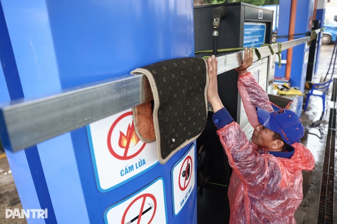 People in central Vietnam reinforce homes as Typhoon Kalmaegi nears - 5 People in central Vietnam reinforce homes as Typhoon Kalmaegi nears - 5