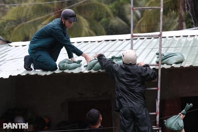 People in central Vietnam reinforce homes as Typhoon Kalmaegi nears - 6 People in central Vietnam reinforce homes as Typhoon Kalmaegi nears - 6
