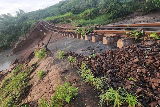 Railway suspends north-south services after Kalmaegi damages tracks - 1 Railway suspends north-south services after Kalmaegi damages tracks - 1