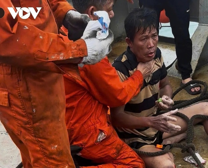 Three men from Ly Son Island survive 48hrs adrift at sea amid Typhoon - 1