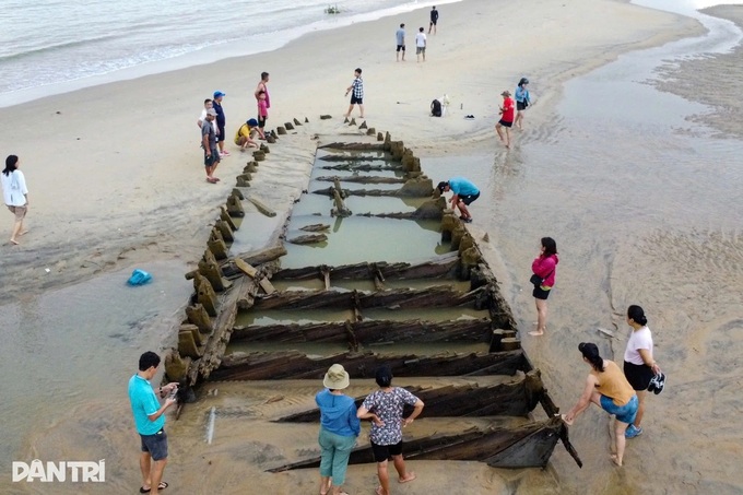 Danang seeks urgent excavation of re-emerged ancient shipwreck - 2