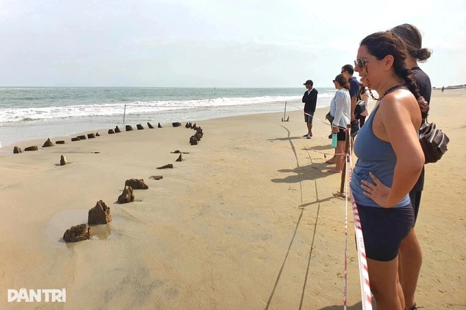 Crowds visit re-emerged wooden shipwreck on Hoi An beach - 1 Crowds visit re-emerged wooden shipwreck on Hoi An beach - 1