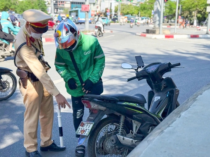 Hanoi cracks down on riders who cover plates or use phones - 1