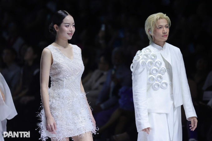 Miss International 2024 leads opening show at Vietnam fashion week - 3