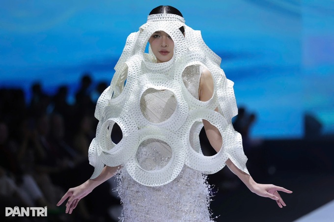 Miss International 2024 leads opening show at Vietnam fashion week - 5