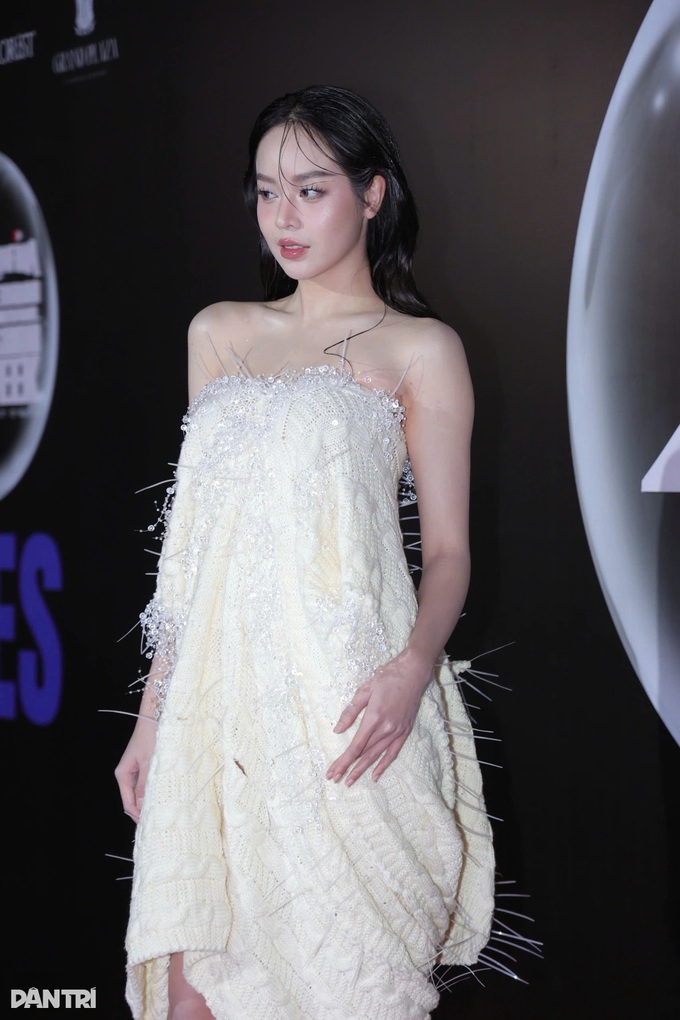 Miss International 2024 leads opening show at Vietnam fashion week - 1