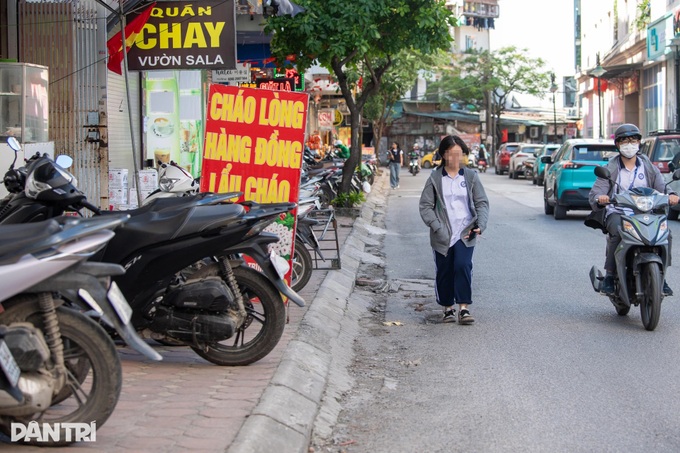 Pavement encroachment returns across central Hanoi - 5
