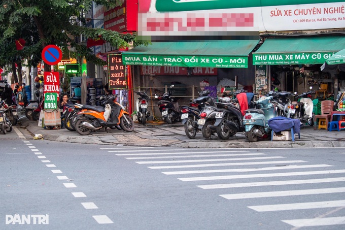 Pavement encroachment returns across central Hanoi - 4