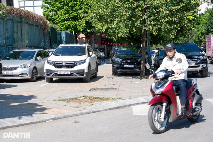 Pavement encroachment returns across central Hanoi - 7