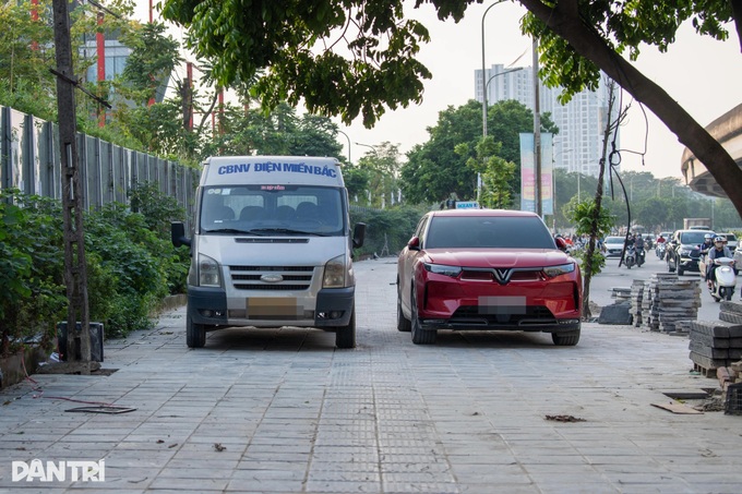 Pavement encroachment returns across central Hanoi - 8