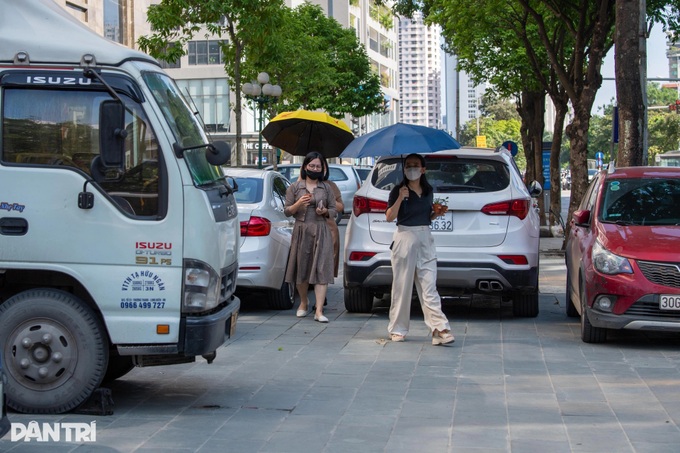 Pavement encroachment returns across central Hanoi - 6