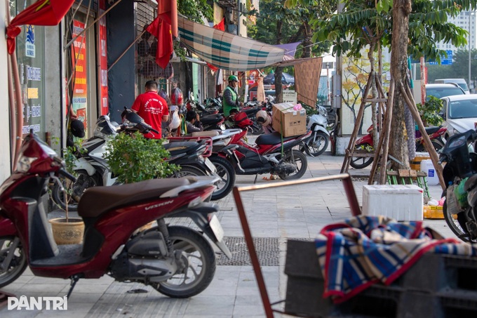 Pavement encroachment returns across central Hanoi - 2