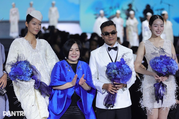 Miss International 2024 leads opening show at Vietnam fashion week - 6