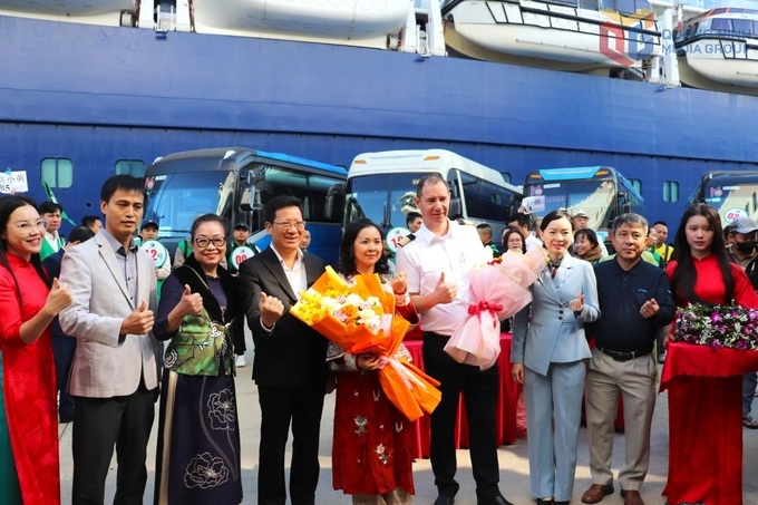 Blue Dream Melody brings 1,100 cruise passengers to Ha Long - 1 Blue Dream Melody brings 1,100 cruise passengers to Ha Long - 1