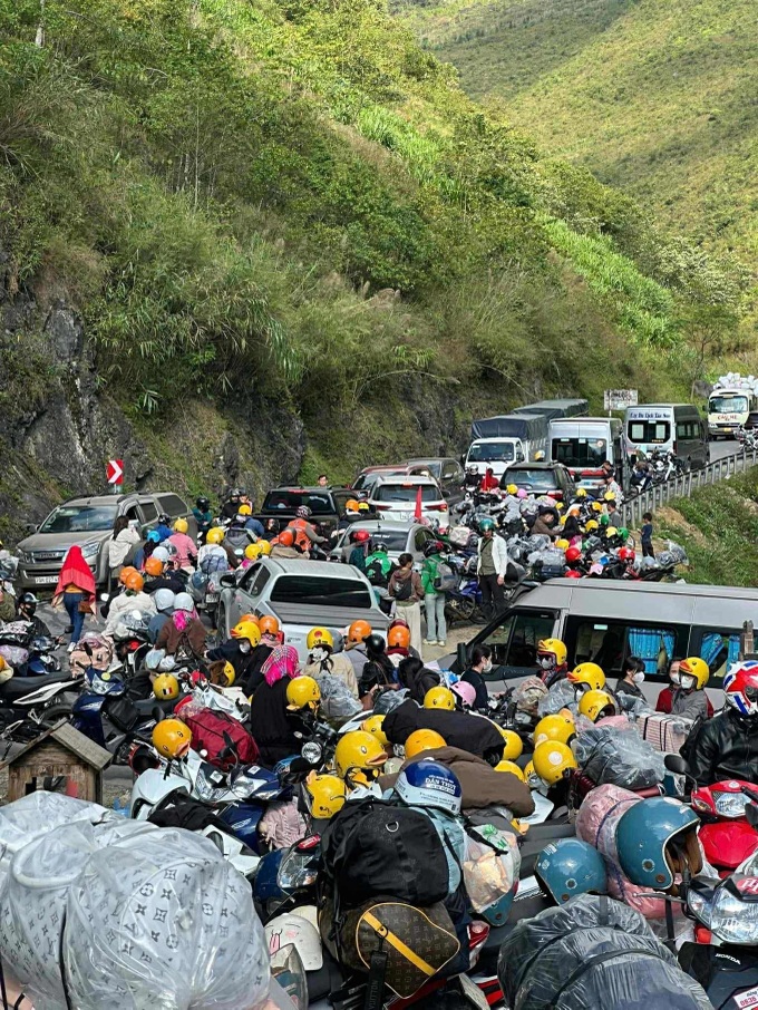 Tourists flock to Ha Giang, sparking traffic jams - 1