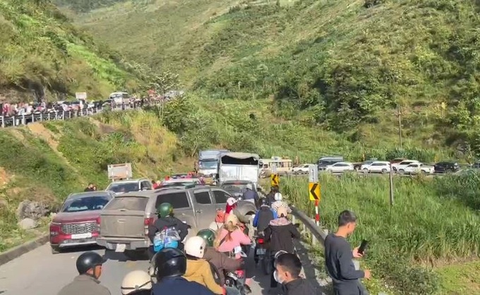 Tourists flock to Ha Giang, sparking traffic jams - 2